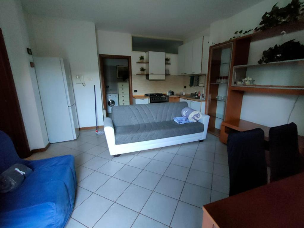 Il Nido في روتسانو: غرفة معيشة مع أريكة ومطبخ