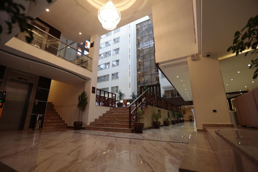 亞的斯亞貝巴的住宿－Cassiopeia Hotel，大楼的大堂,有楼梯,有大楼