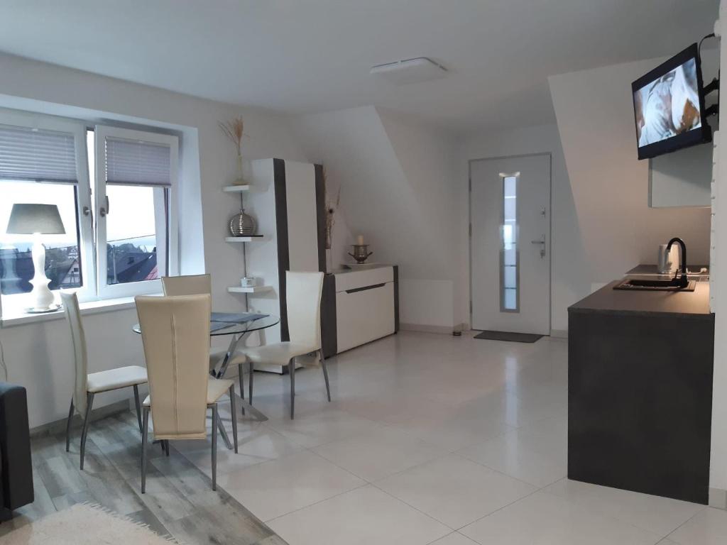 Televízia a/alebo spoločenská miestnosť v ubytovaní Przytulny apartamentt