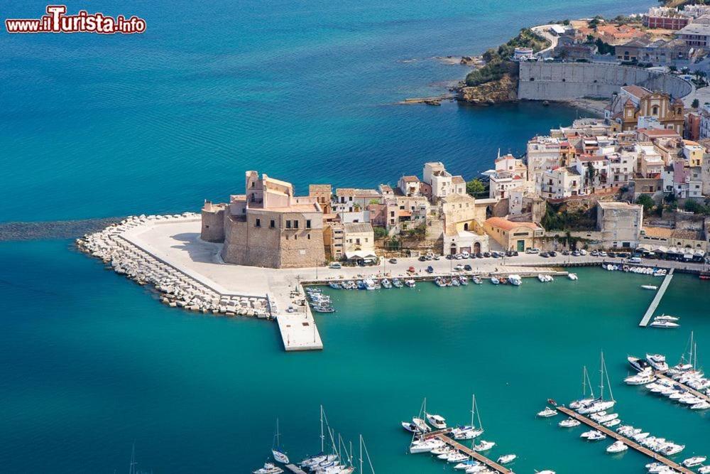 widok z lotu ptaka na port z łodziami na wodzie w obiekcie Casa Vacanze Mannina w mieście Castellammare del Golfo