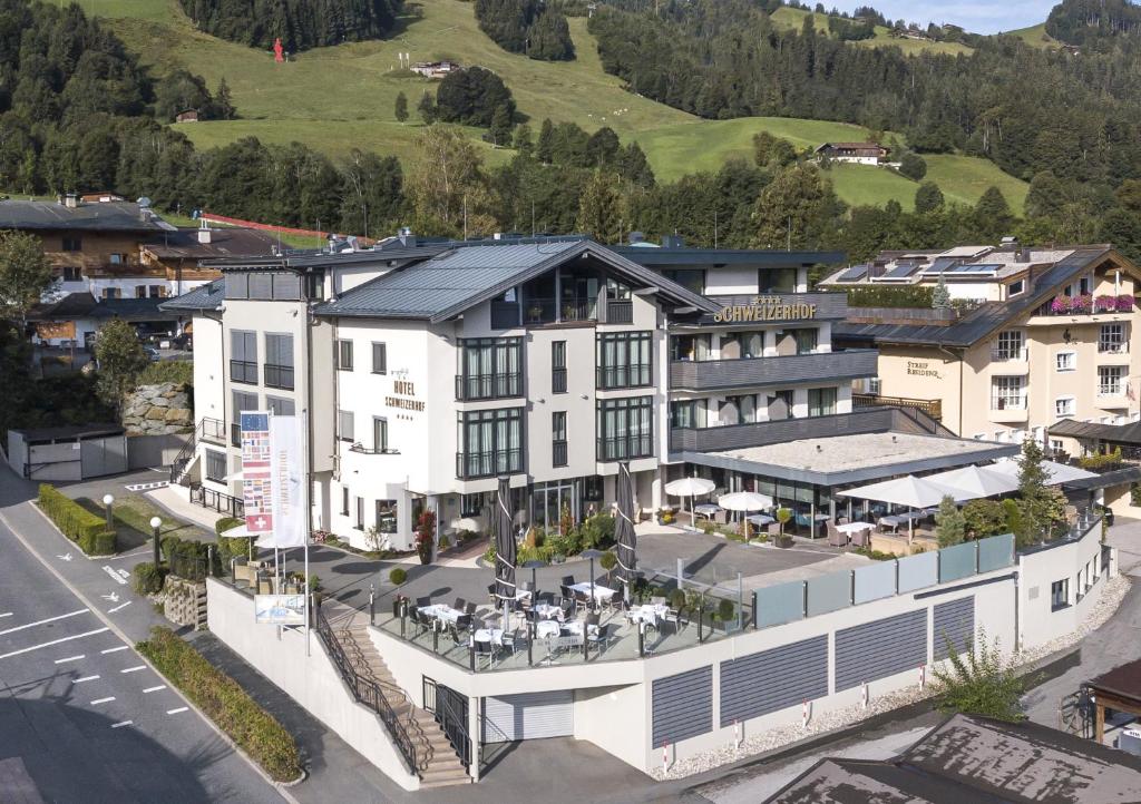 キッツビュールにあるAktiv Hotel Schweizerhof Kitzbühelの山のホテルの空中ビュー