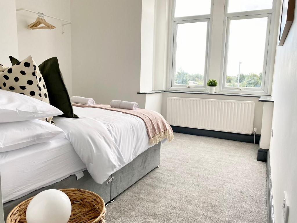ein Schlafzimmer mit einem Bett und zwei Fenstern in der Unterkunft 4 Fairfield Terrace, Pelaw in Gateshead