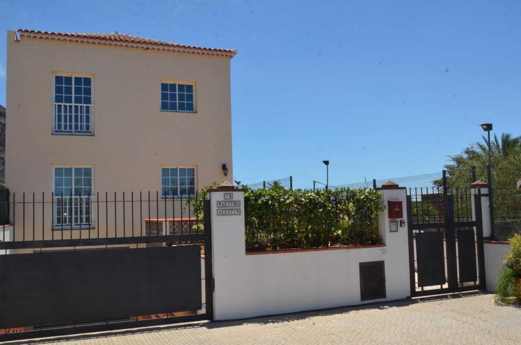 una puerta delante de una casa en Casa Maestro Agustín Nº 2, en Valle Gran Rey