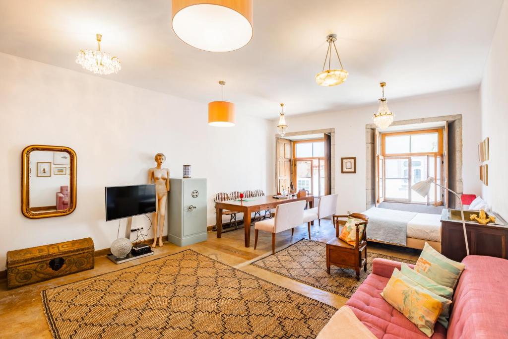 ein Wohnzimmer mit Sofa und Tisch in der Unterkunft Atelier by the River in Porto