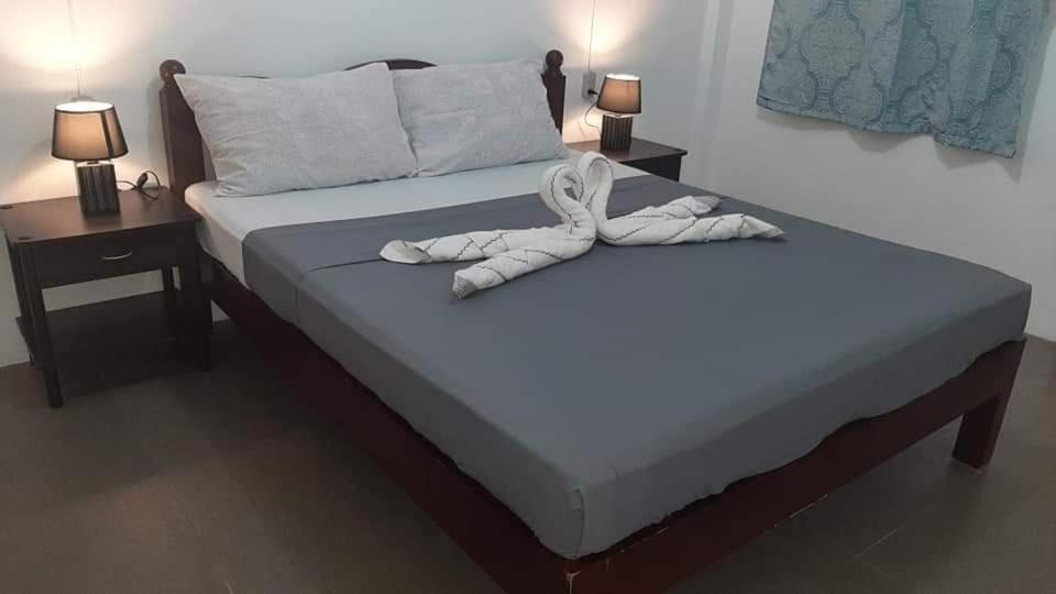 Postel nebo postele na pokoji v ubytování A&C Aquino's Guesthouse & Motorbike Rental - Moalboal