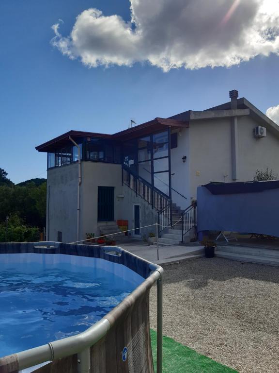 ein Haus mit einem großen Pool davor in der Unterkunft B&B Gàttina in Naso