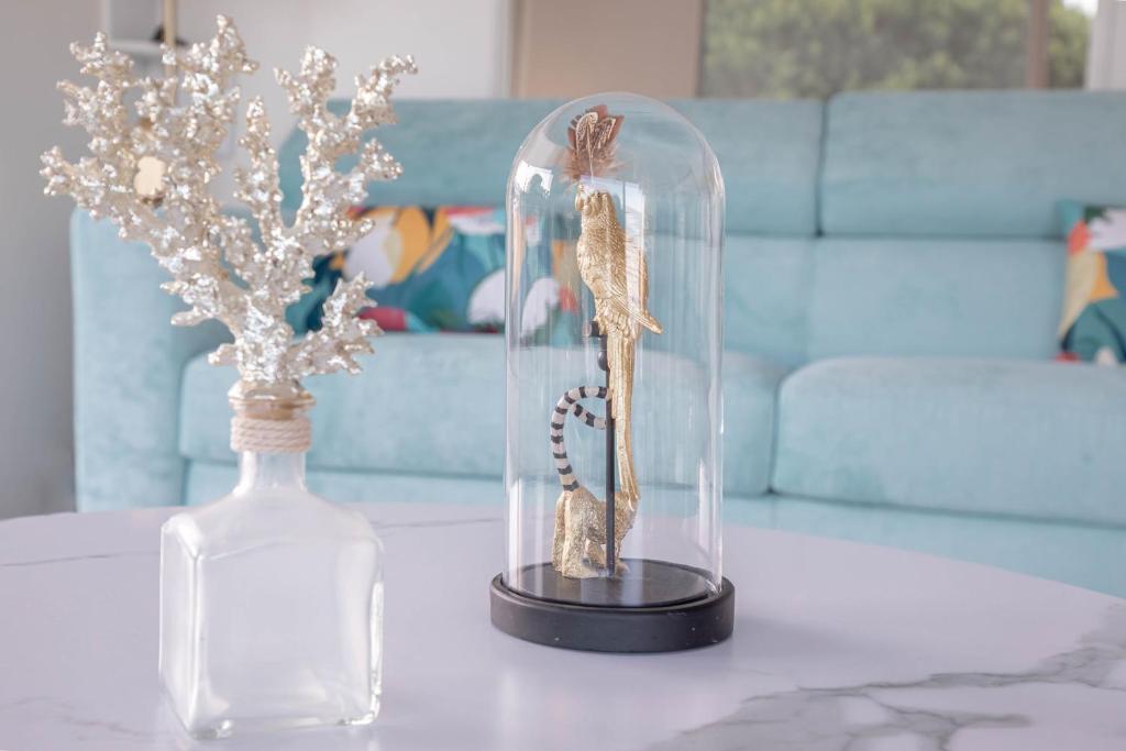 dos jarrones de cristal sentados en una mesa con flores en Dream Apartment, en Cannes