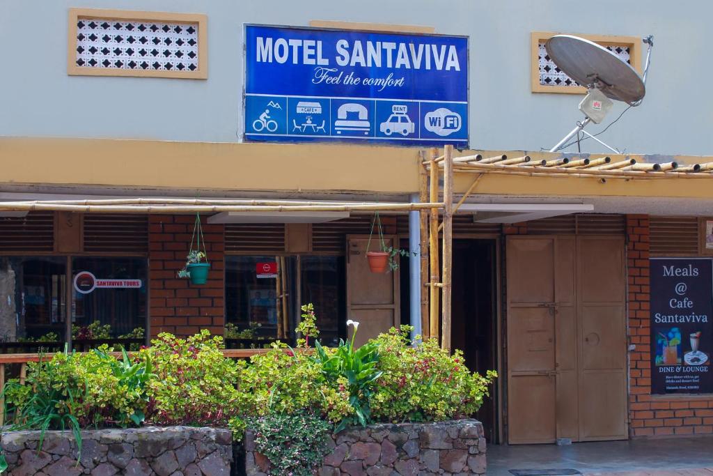 un bâtiment avec un panneau indiquant le motel santitrika dans l'établissement Motel Santaviva, à Kisoro