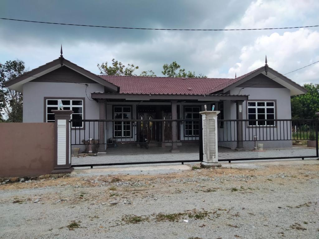 Warisan homestay jerteh - Дом с тремя спальнями