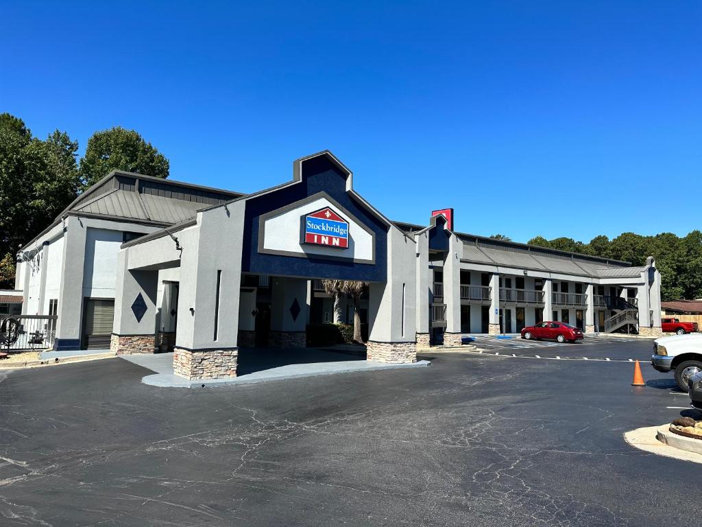 a parking lot in front of a building at Stockbridge Inn in Stockbridge