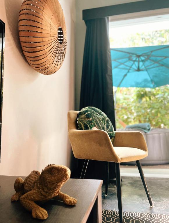 Posezení v ubytování Chambres d'hôtes & spa Le Jardin de Ravintsara