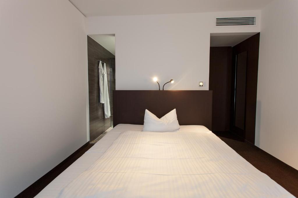 Postel nebo postele na pokoji v ubytování Tobbaccon Hotel