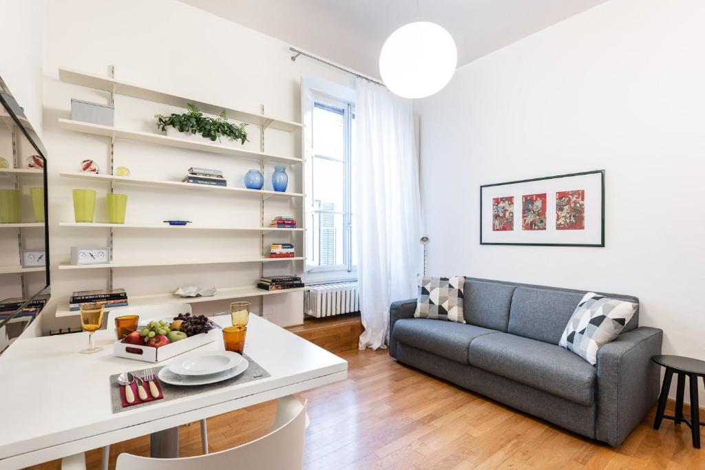 ein Wohnzimmer mit einem Sofa und einem Tisch in der Unterkunft Design Apartments Florence Combo in Florenz