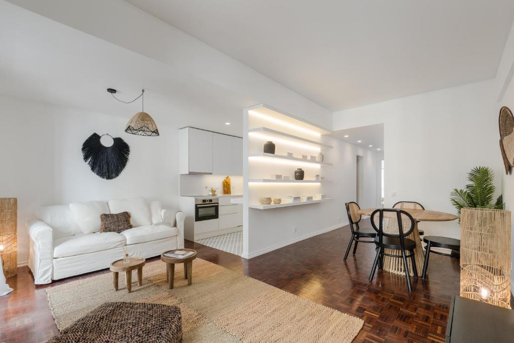 - un salon avec un canapé blanc et une table dans l'établissement Casa Boma Lisboa - Design & Spacious Apartment With Balcony - Alvalade II, à Lisbonne