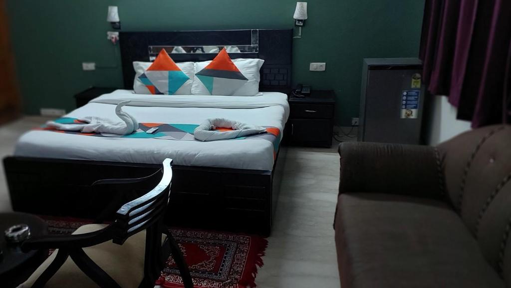 Postel nebo postele na pokoji v ubytování Hotel Ashray Noida