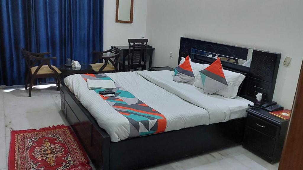 Postel nebo postele na pokoji v ubytování Hotel Ashray Noida