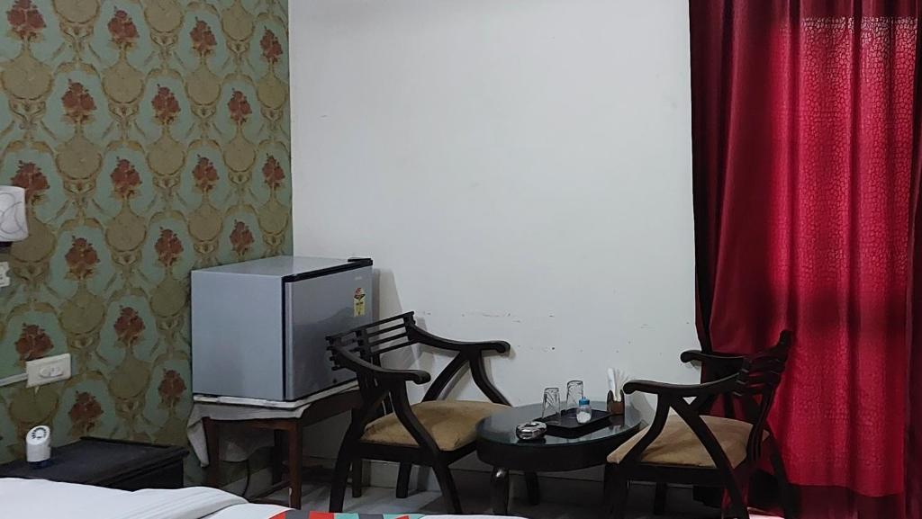 TV a/nebo společenská místnost v ubytování Hotel Ashray Noida