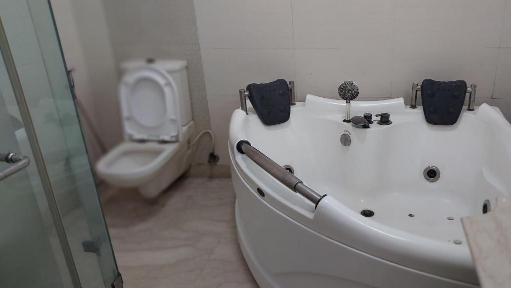 Koupelna v ubytování Hotel Ashray Noida