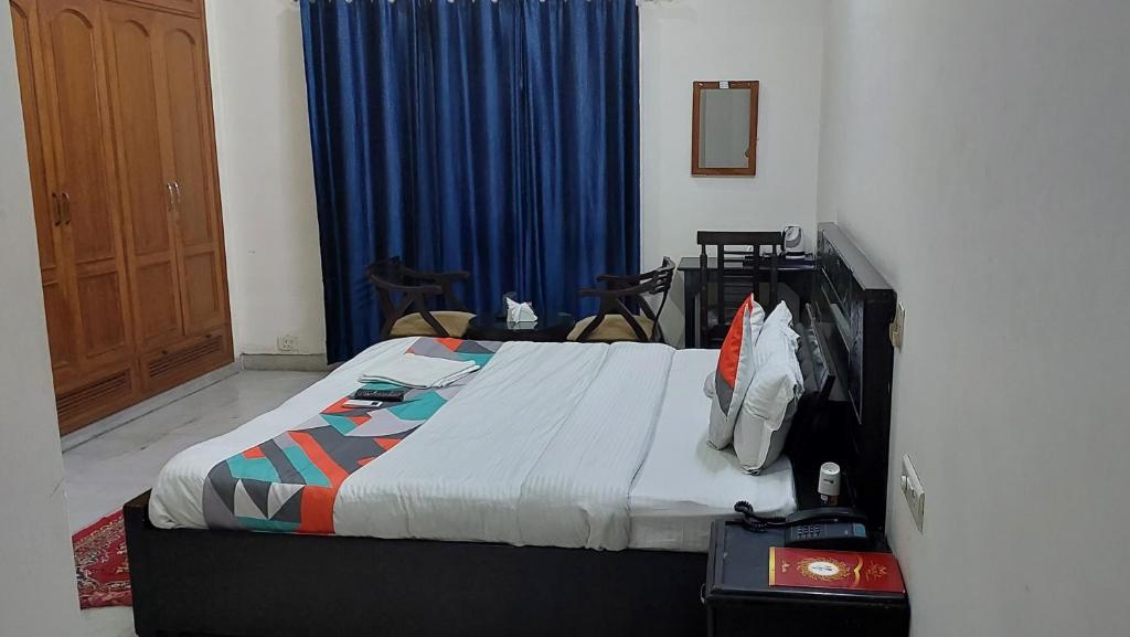 Postel nebo postele na pokoji v ubytování Hotel Ashray Noida