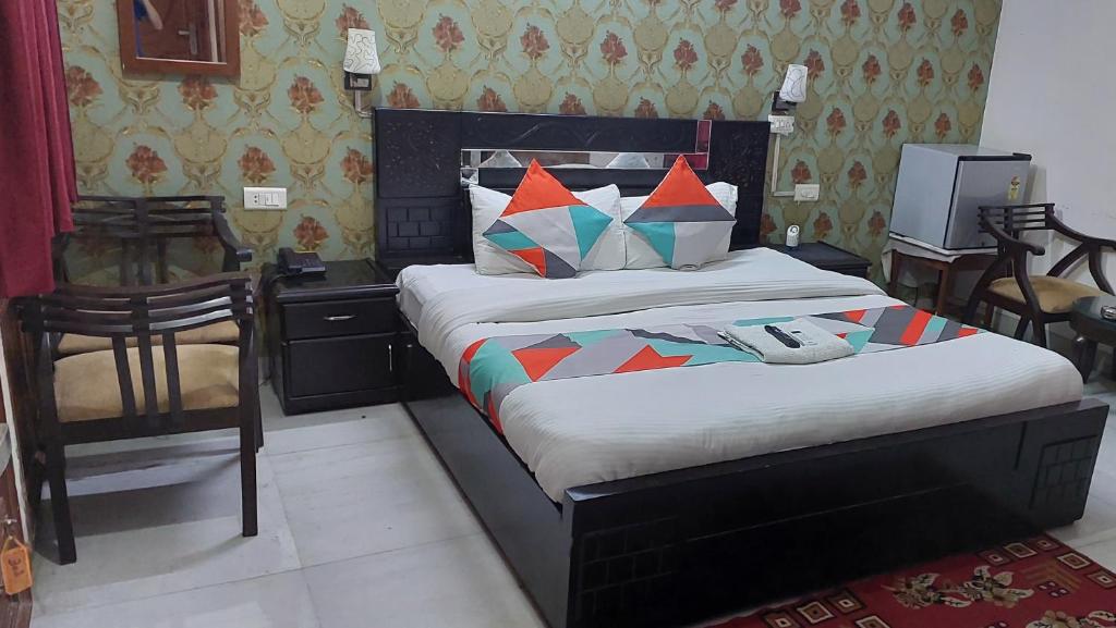 Postel nebo postele na pokoji v ubytování Hotel Ashray Noida