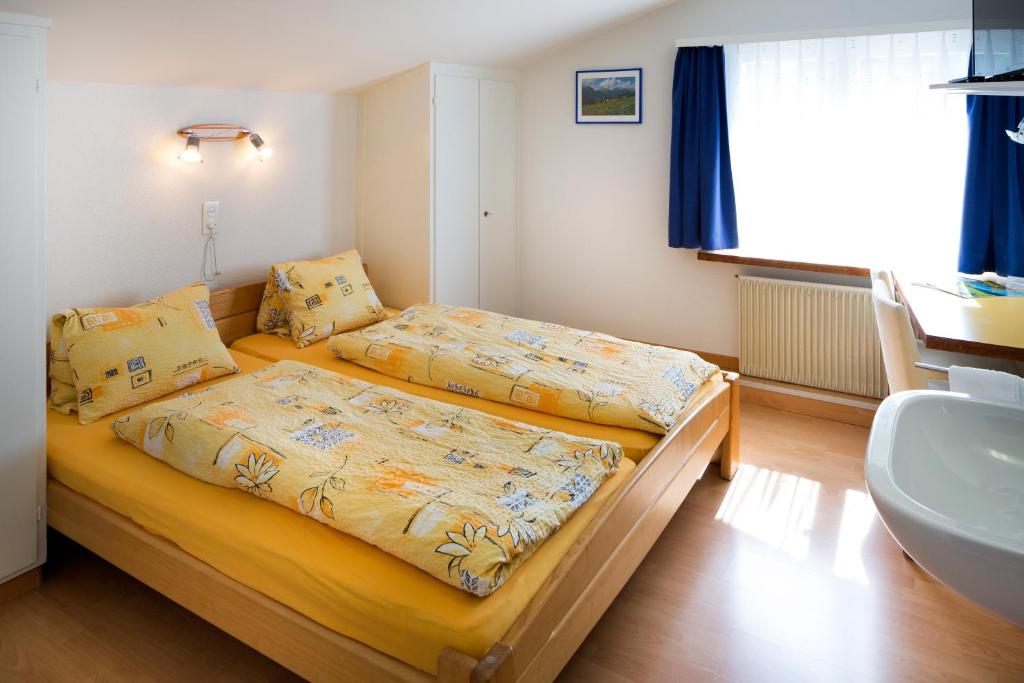 Postel nebo postele na pokoji v ubytování Hotel Sörenberg