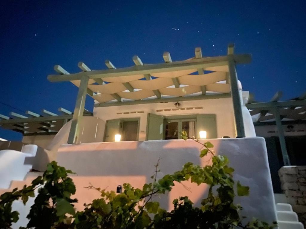 a house with a pergola at night at Sohoro in Koufonisia