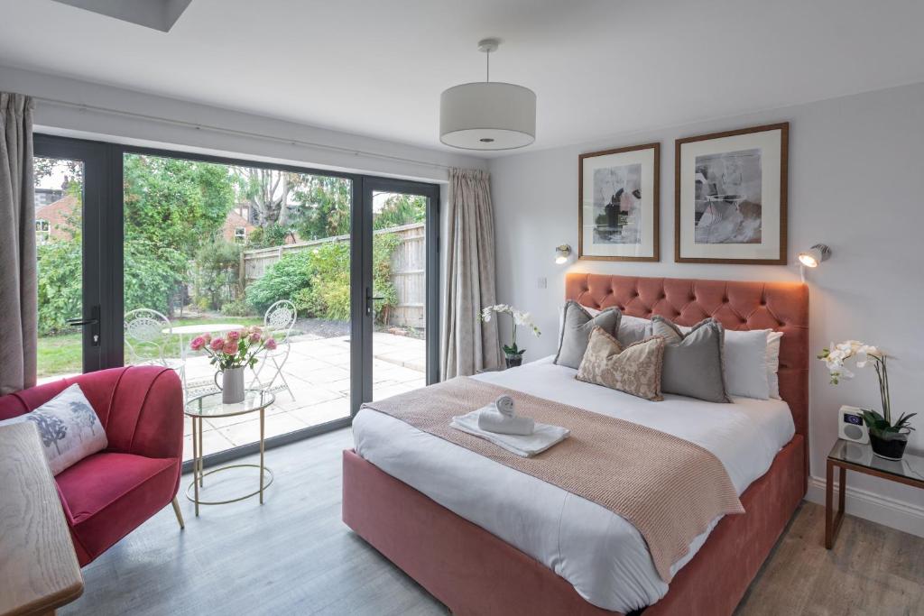 una camera da letto con un letto grande e una sedia rossa di No.192 Oxford a Oxford