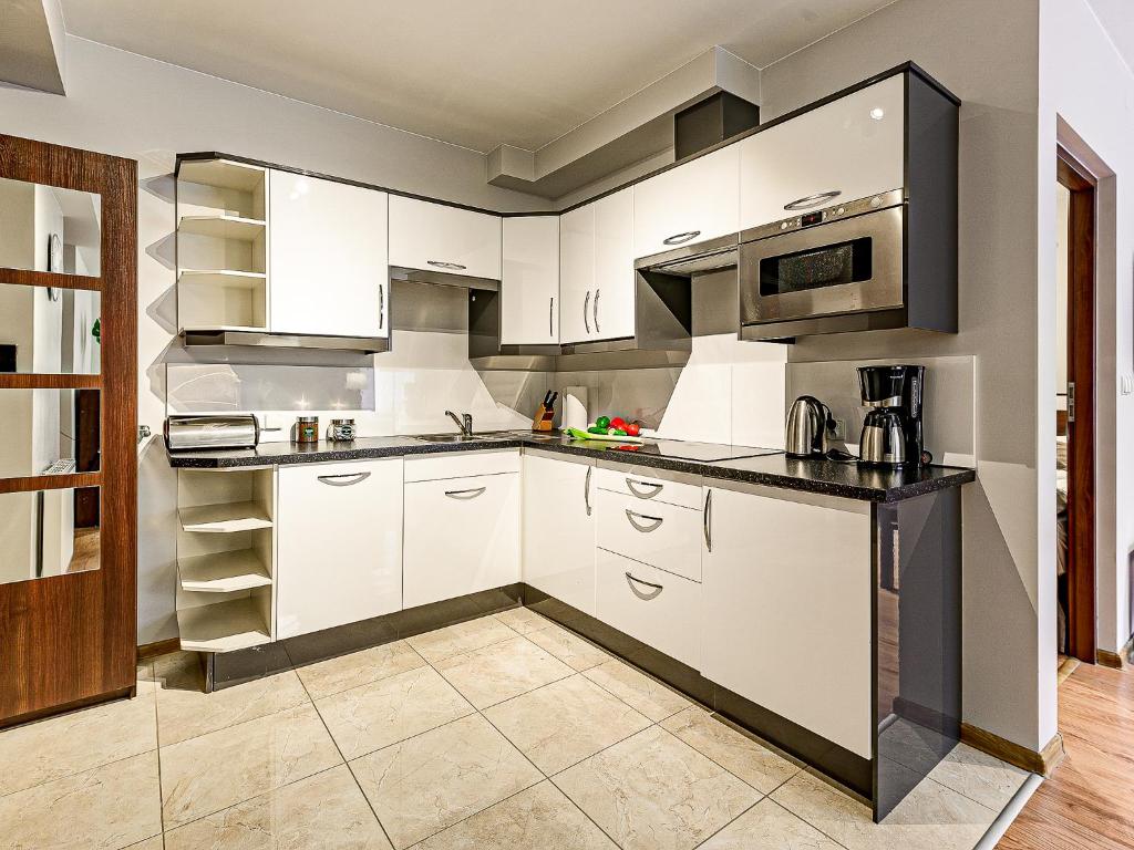 Kuchyňa alebo kuchynka v ubytovaní VisitZakopane - Dubaj Apartment