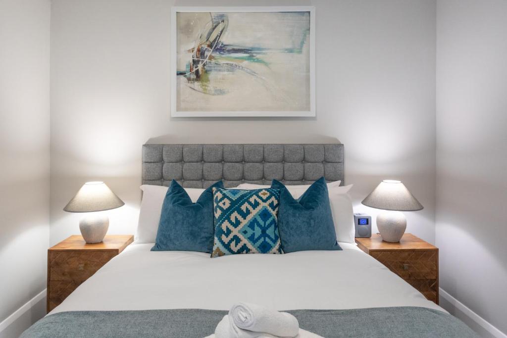 - une chambre avec un grand lit et des oreillers bleus dans l'établissement No.192 Oxford, à Oxford
