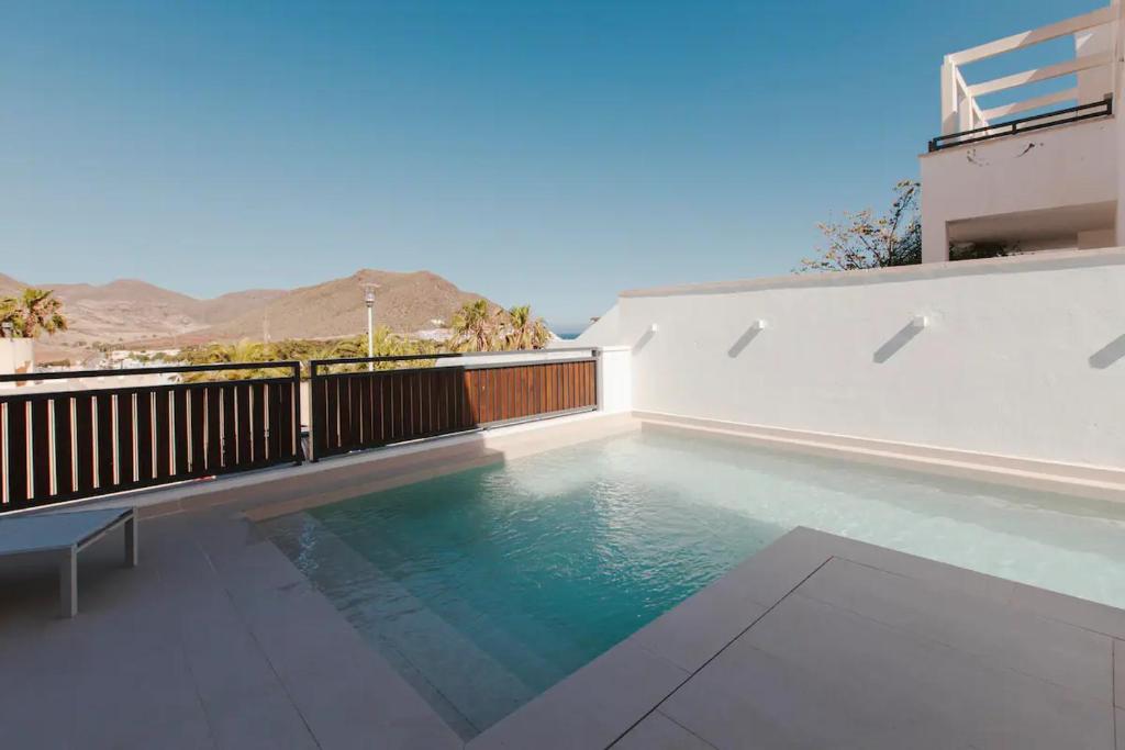 una piscina en el tejado de una casa en Villa Marejada 19, en San José