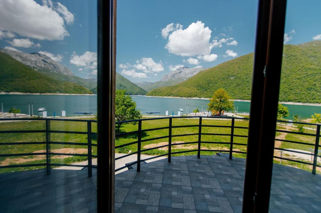 una vista da una finestra di lago e montagne di Piva lake a Plužine
