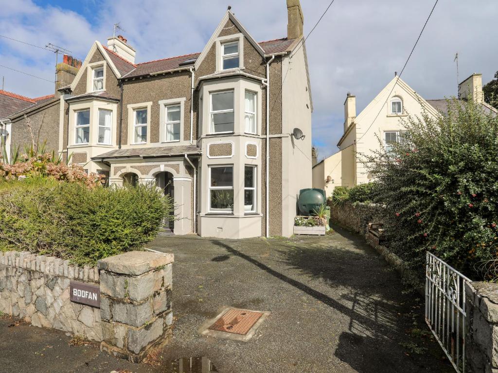 ein großes weißes Haus mit Auffahrt in der Unterkunft Bodfan - Morfa Nefyn in Pwllheli