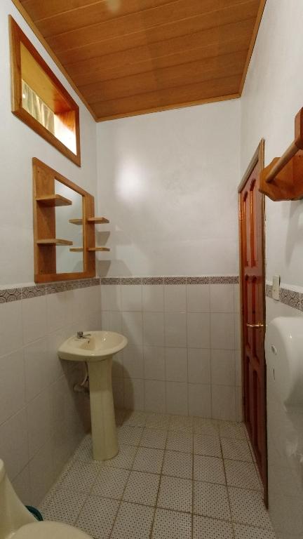 a bathroom with a sink and a toilet at El Retiro Lanquin in Lanquín
