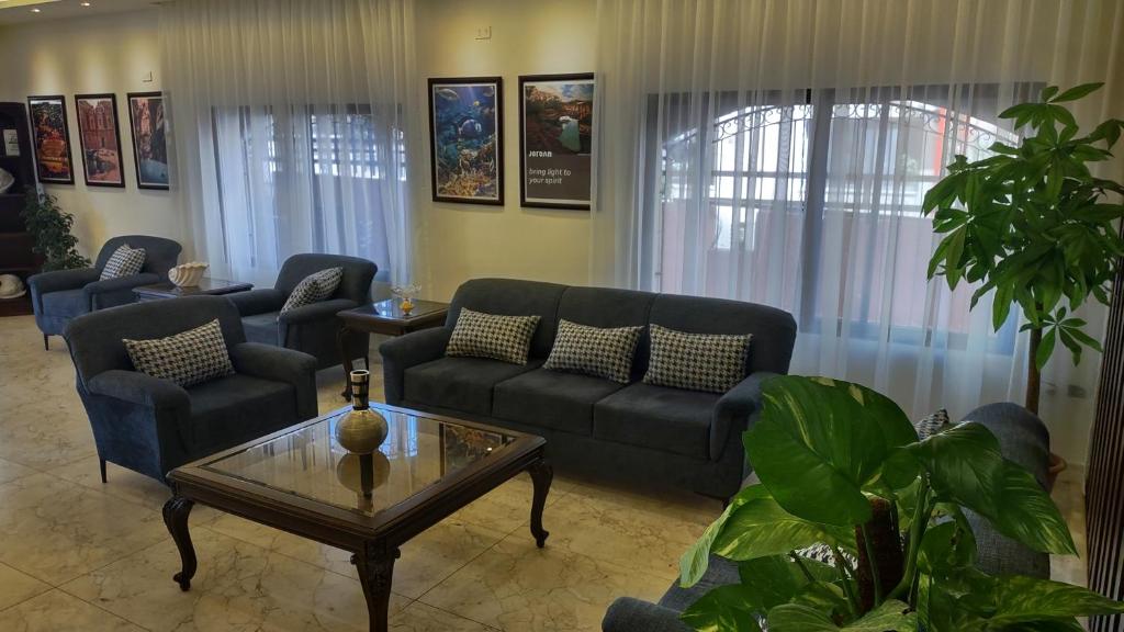 a living room filled with furniture and a couch at Black Iris Hotel in Madaba