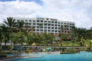 ein Hotel mit einem Pool vor einem Gebäude in der Unterkunft Klana Resort Seremban in Seremban