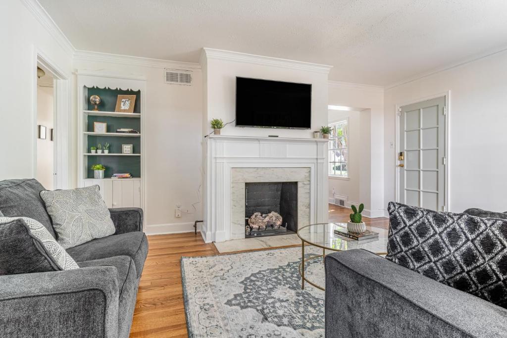 *NEW* Charming Memphis Bungalow near Cooper Young - Housity