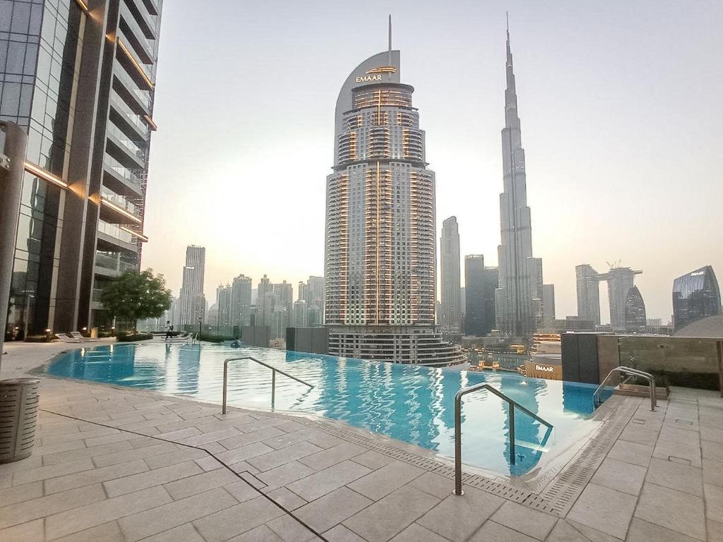 Majoituspaikassa Luxurious & Stylish Apartments Across Dubai Mall - Burj Khalifa - City Views by Sojo Stay tai sen lähellä sijaitseva uima-allas