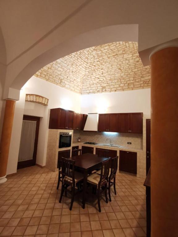 a kitchen with a table and chairs in a room at Dimora Marila in Noci