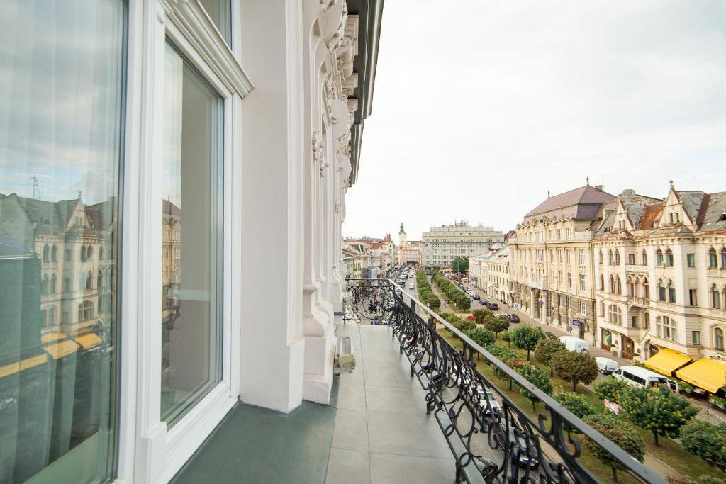 einen Balkon eines Gebäudes mit Stadtblick in der Unterkunft Modern Art Hotel in Lwiw