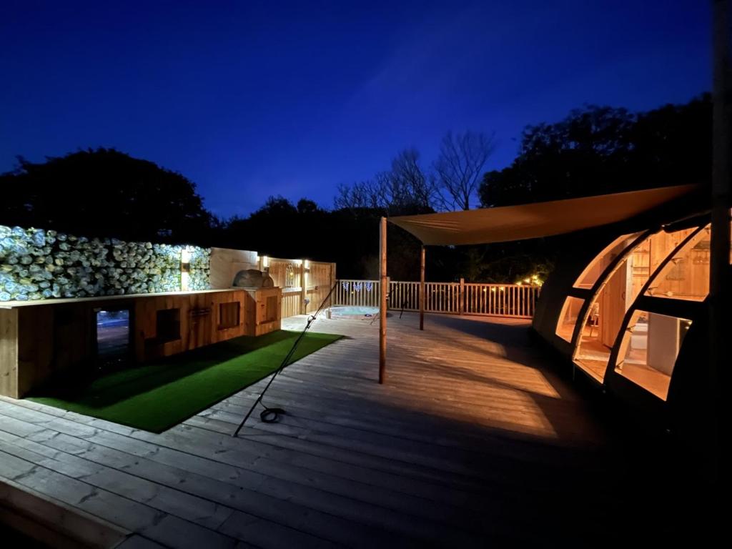 eine Terrasse mit einem Pavillon in der Nacht in der Unterkunft Sunrise Dome Tent in Tenby
