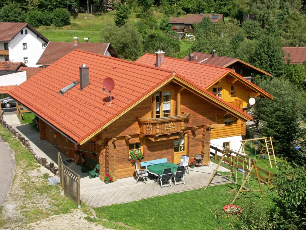 an overhead view of a log house with a table at Ferienhaus Schachtenbach in Bayerisch Eisenstein