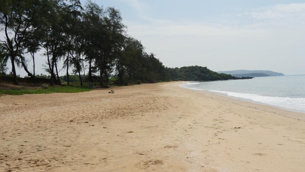 Pantai di atau di dekat resor