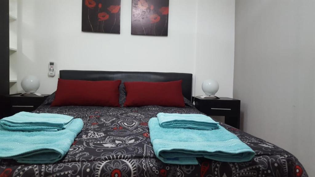 1 dormitorio con 1 cama con toallas en Cheap&Chich Studio en Buenos Aires