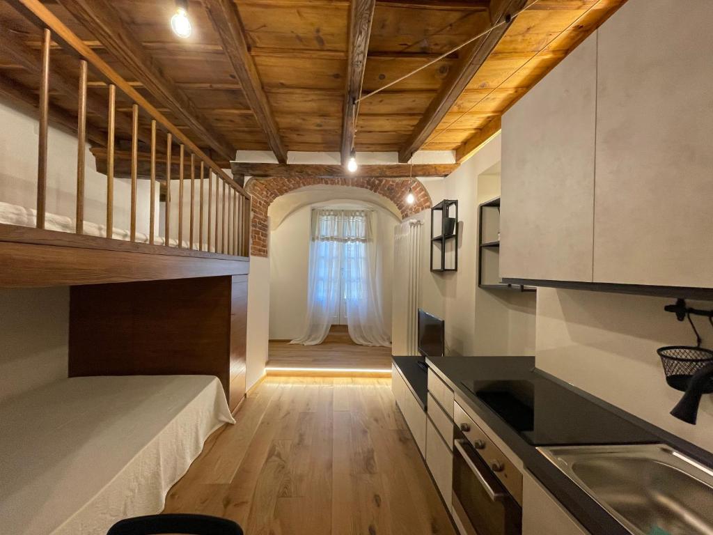 Habitación pequeña con cama y ventana en La dimora della Giudecca - 11 en Cuneo