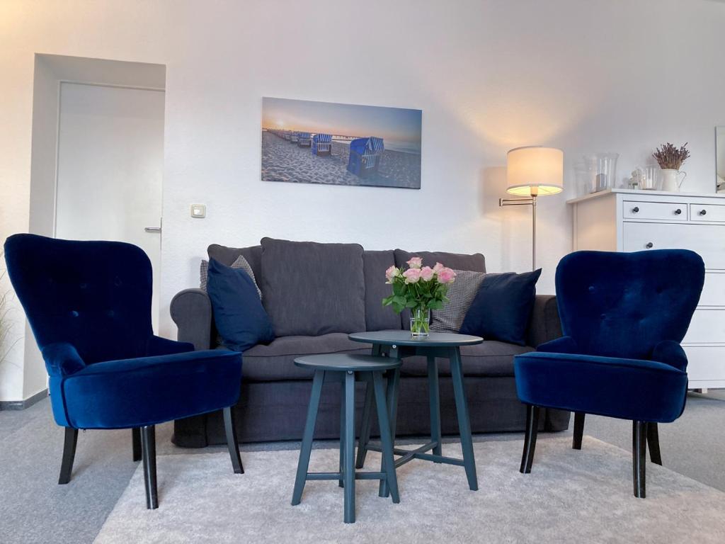 ein Wohnzimmer mit einem Sofa, 2 Stühlen und einem Tisch in der Unterkunft Ferienwohnung Windlicht in Kühlungsborn