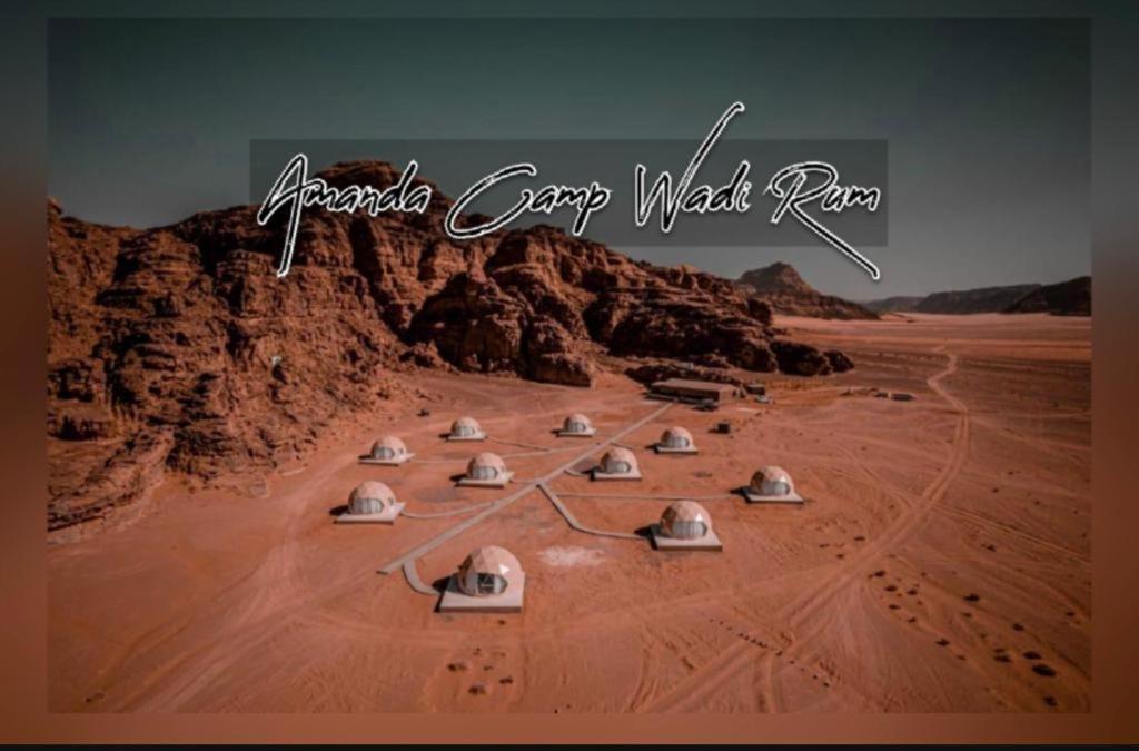 ein Bild einer Wüste mit Kuppeln im Sand in der Unterkunft Amanda Luxury Camp in Wadi Rum