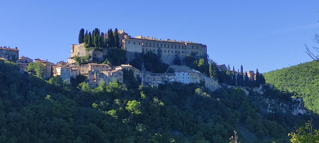 un castillo en la cima de una montaña en Casa Pasquina, en Rocca Sinibalda
