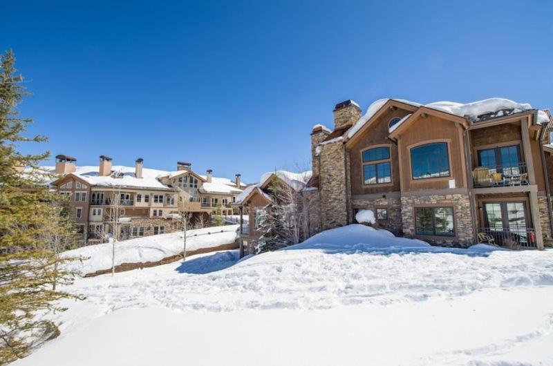 una casa grande con nieve en el suelo en Ski In, Ski Out, 2 Bedroom Luxury Residence With Hot Tub Access And Expansive Views, en Snowmass Village