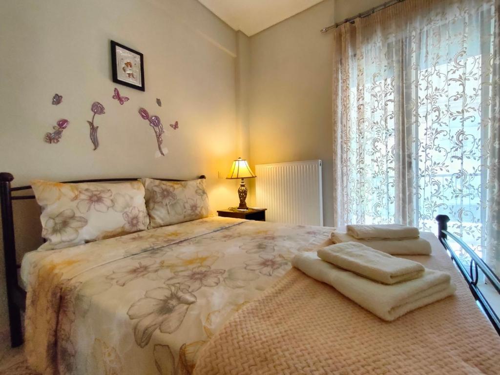 sypialnia z dużym łóżkiem i oknem w obiekcie Quiet spot Rock view House w Kalambace