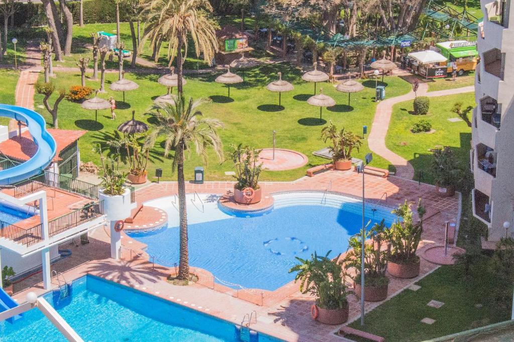Fotografia z galérie ubytovania Benal Beach 2BDR beachfront apartment with water park v destinácii Benalmádena